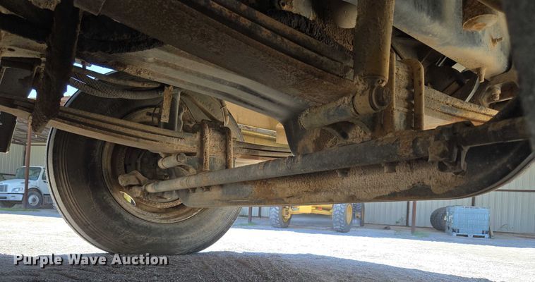 image for item DY0835 2002 International 9200i dump truck