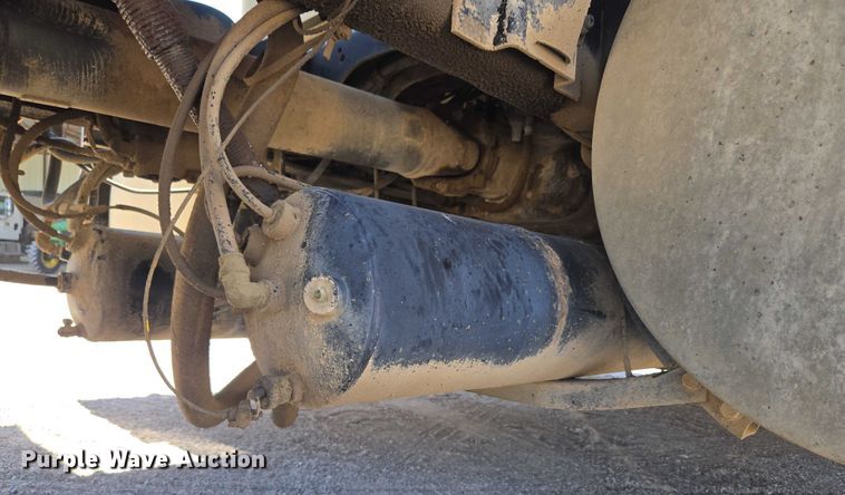 image for item DY0835 2002 International 9200i dump truck