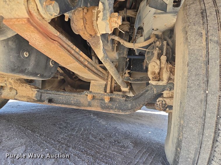 image for item DY0835 2002 International 9200i dump truck