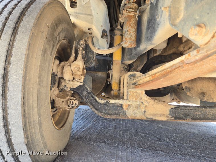 image for item DY0835 2002 International 9200i dump truck