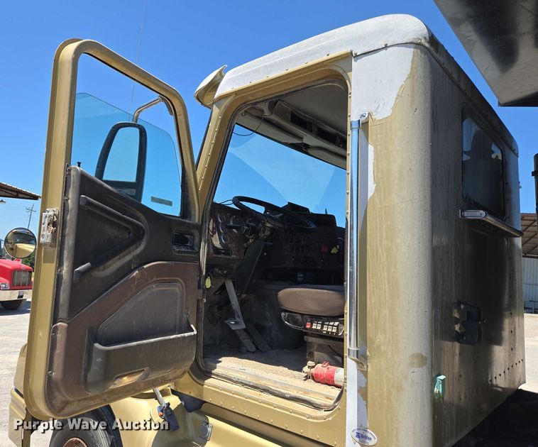 image for item DY0835 2002 International 9200i dump truck