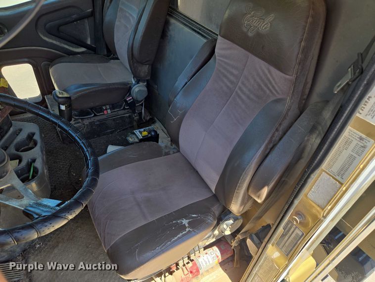 image for item DY0835 2002 International 9200i dump truck