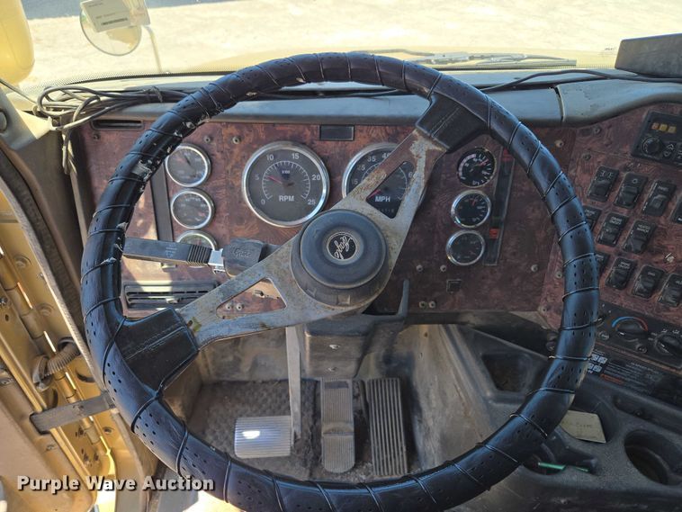 image for item DY0835 2002 International 9200i dump truck