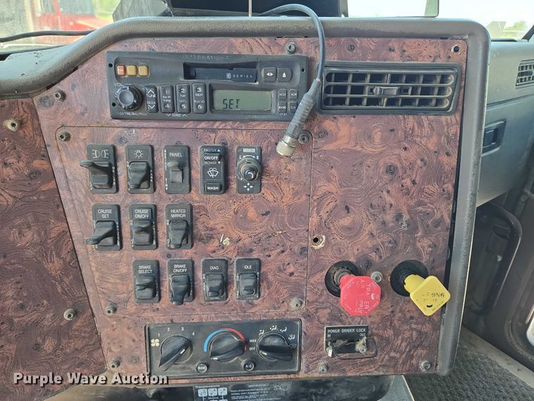 image for item DY0835 2002 International 9200i dump truck