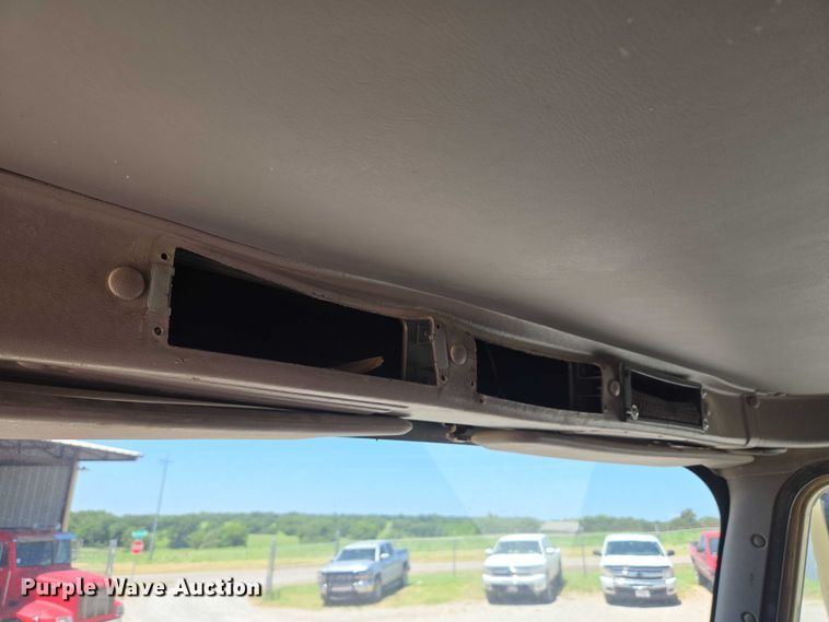 image for item DY0835 2002 International 9200i dump truck