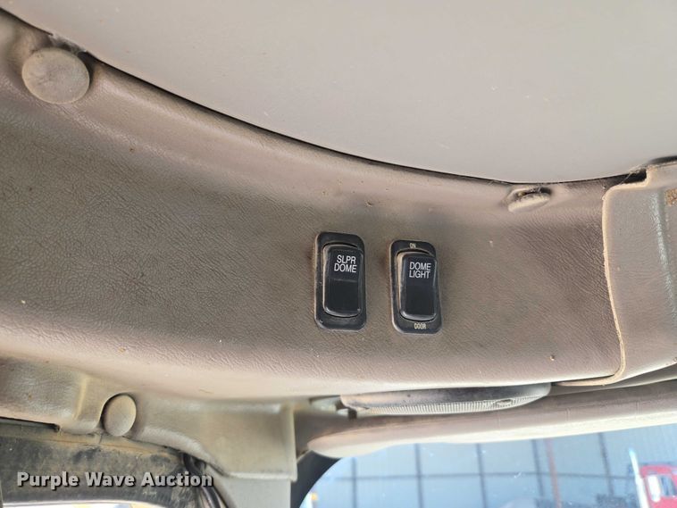 image for item DY0835 2002 International 9200i dump truck