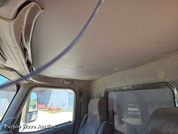 image for item DY0835 2002 International 9200i dump truck