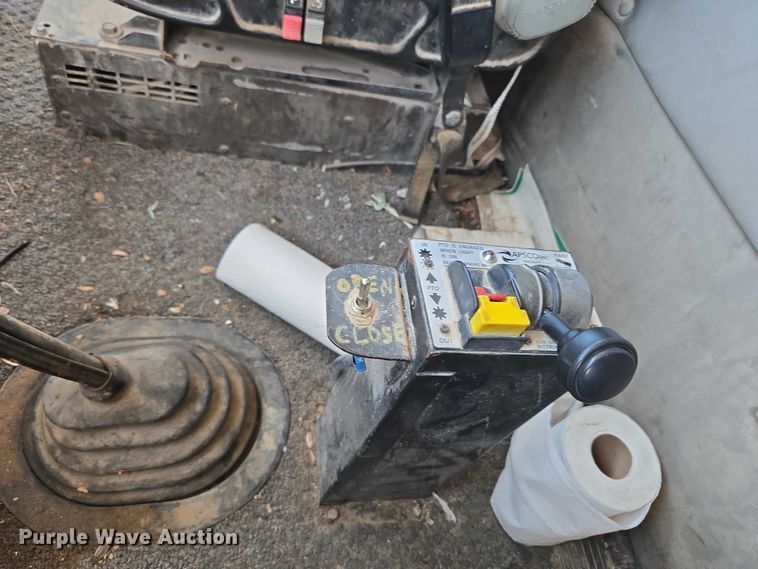 image for item DY0835 2002 International 9200i dump truck