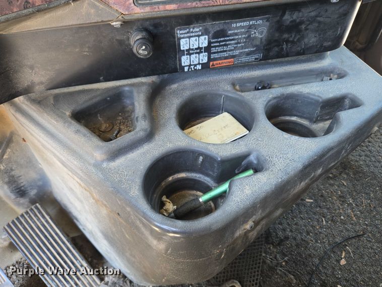 image for item DY0835 2002 International 9200i dump truck