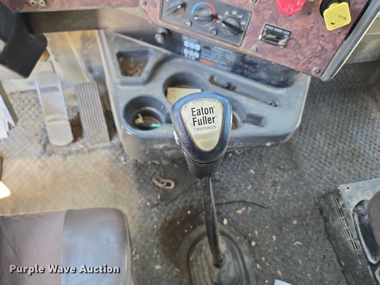 image for item DY0835 2002 International 9200i dump truck