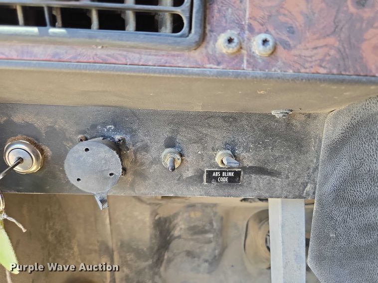 image for item DY0835 2002 International 9200i dump truck