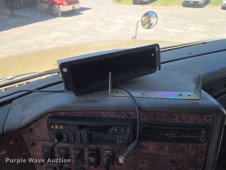 image for item DY0835 2002 International 9200i dump truck