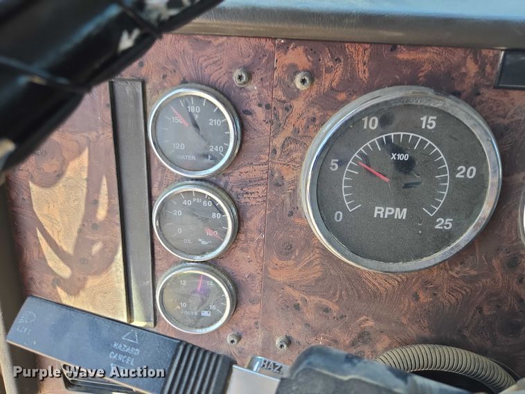 image for item DY0835 2002 International 9200i dump truck