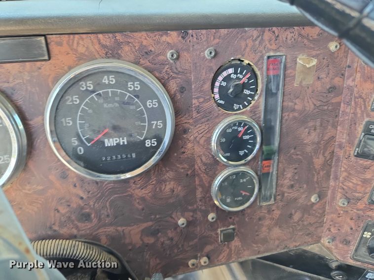 image for item DY0835 2002 International 9200i dump truck