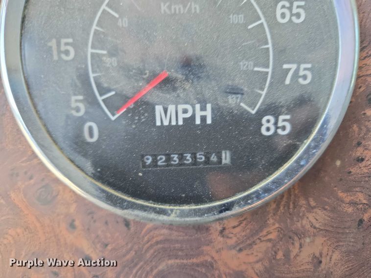 image for item DY0835 2002 International 9200i dump truck