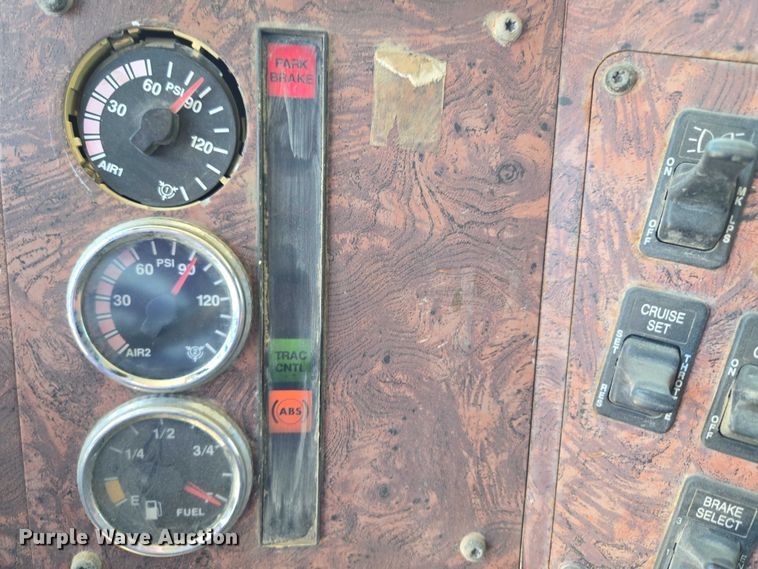 image for item DY0835 2002 International 9200i dump truck