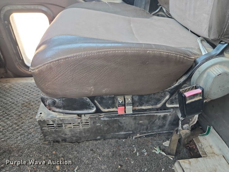 image for item DY0835 2002 International 9200i dump truck