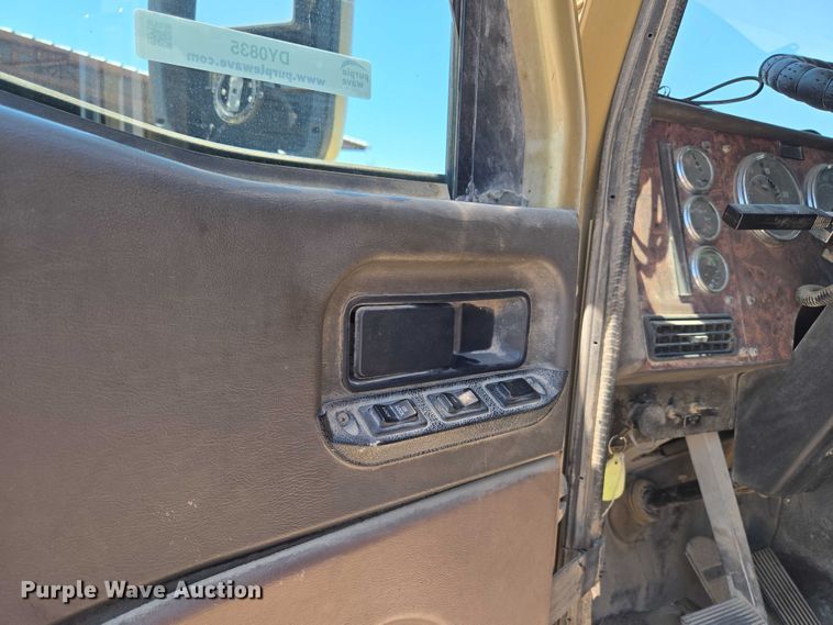 image for item DY0835 2002 International 9200i dump truck