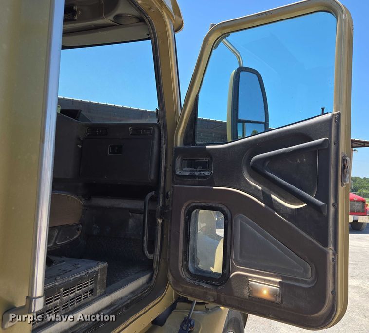 image for item DY0835 2002 International 9200i dump truck