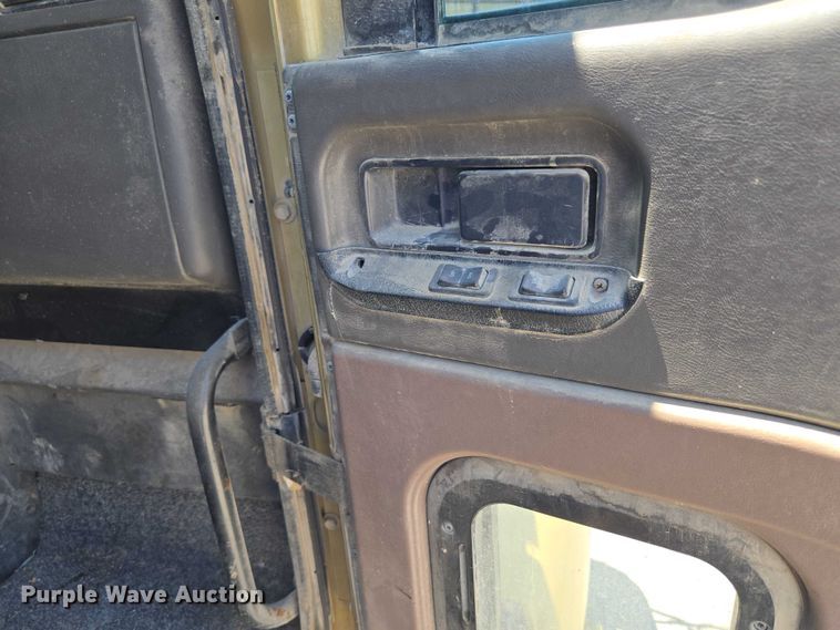 image for item DY0835 2002 International 9200i dump truck