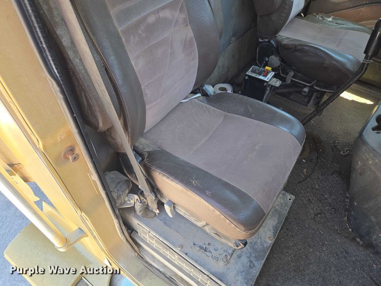 image for item DY0835 2002 International 9200i dump truck