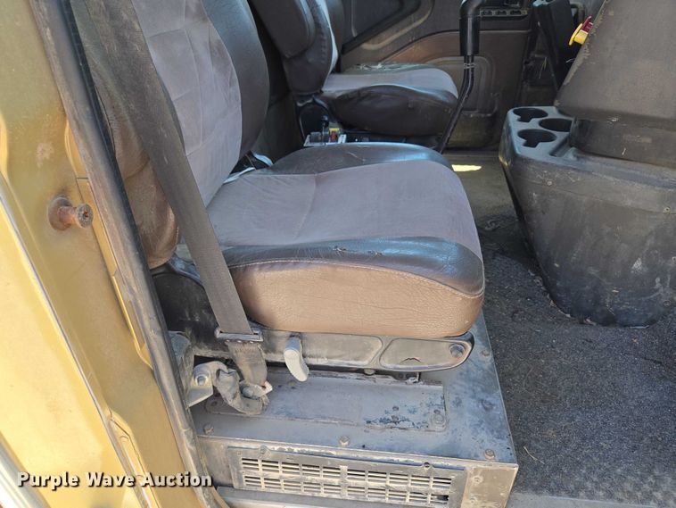 image for item DY0835 2002 International 9200i dump truck