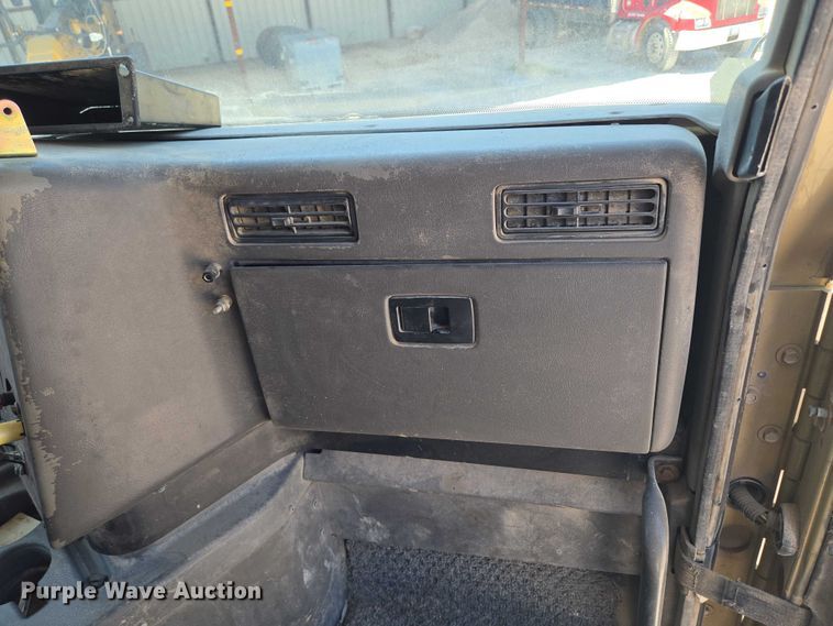 image for item DY0835 2002 International 9200i dump truck