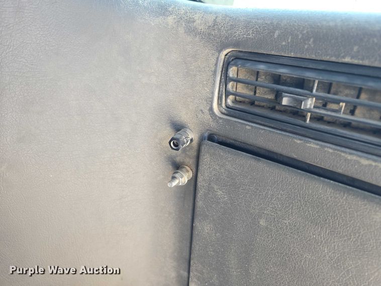 image for item DY0835 2002 International 9200i dump truck