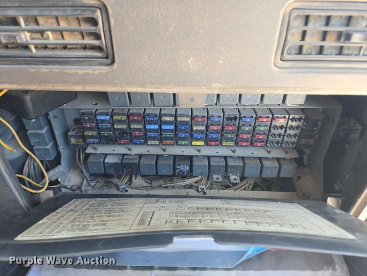 image for item DY0835 2002 International 9200i dump truck