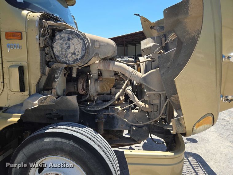 image for item DY0835 2002 International 9200i dump truck