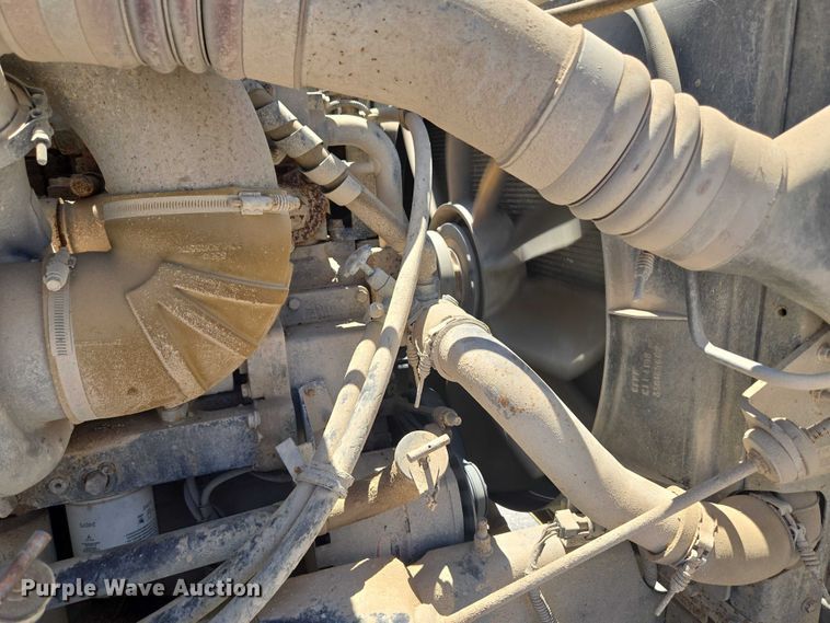 image for item DY0835 2002 International 9200i dump truck