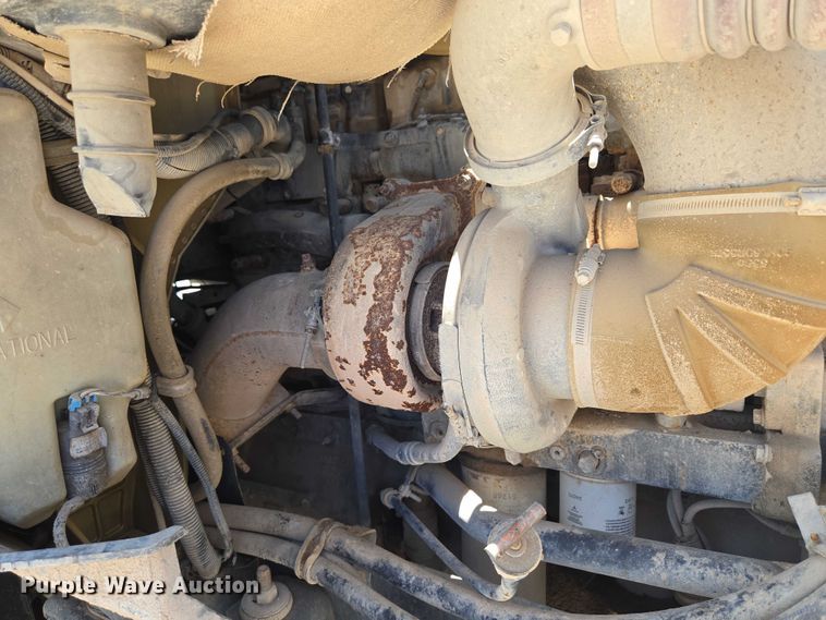 image for item DY0835 2002 International 9200i dump truck