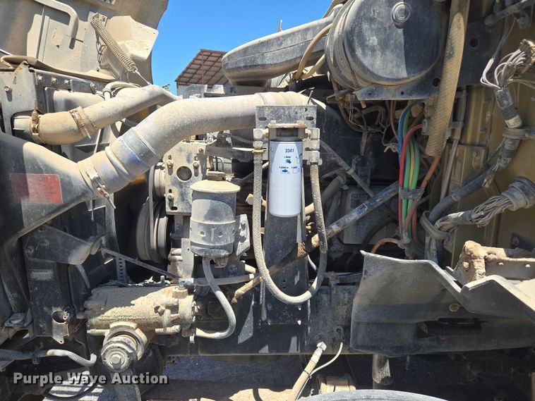 image for item DY0835 2002 International 9200i dump truck