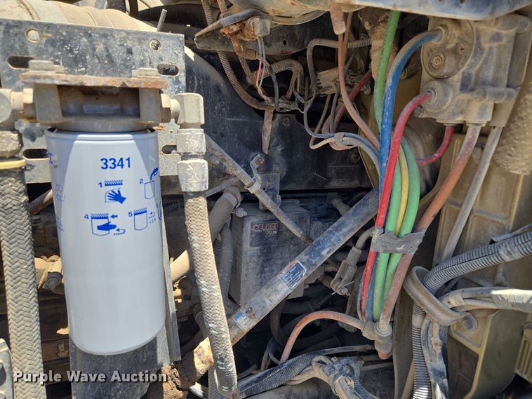 image for item DY0835 2002 International 9200i dump truck