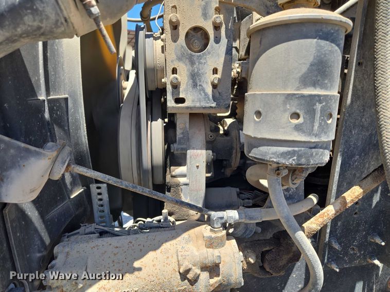 image for item DY0835 2002 International 9200i dump truck