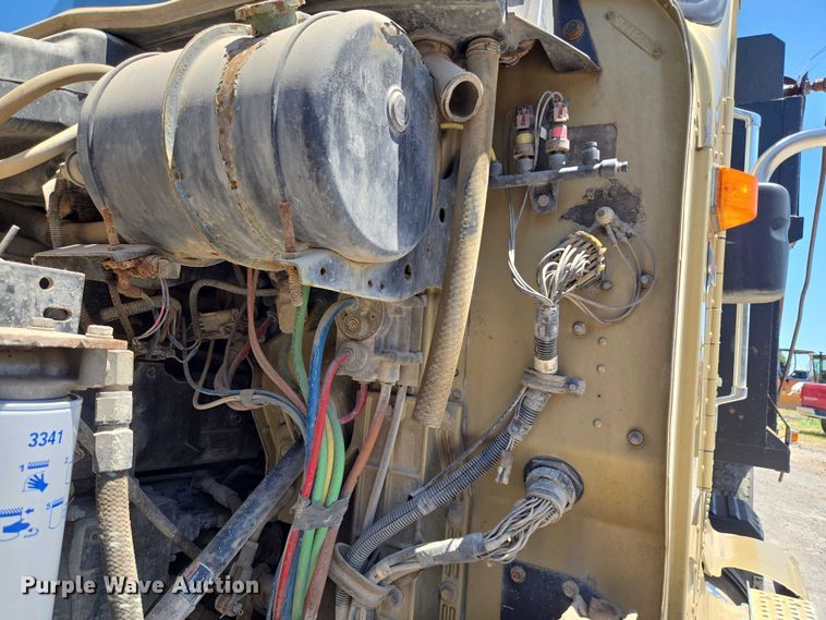 image for item DY0835 2002 International 9200i dump truck