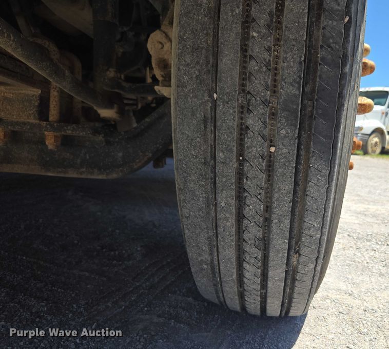 image for item DY0835 2002 International 9200i dump truck