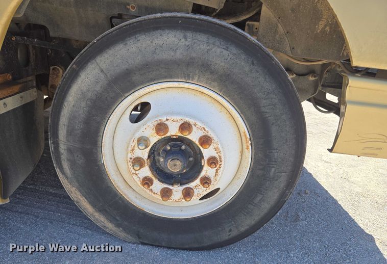 image for item DY0835 2002 International 9200i dump truck