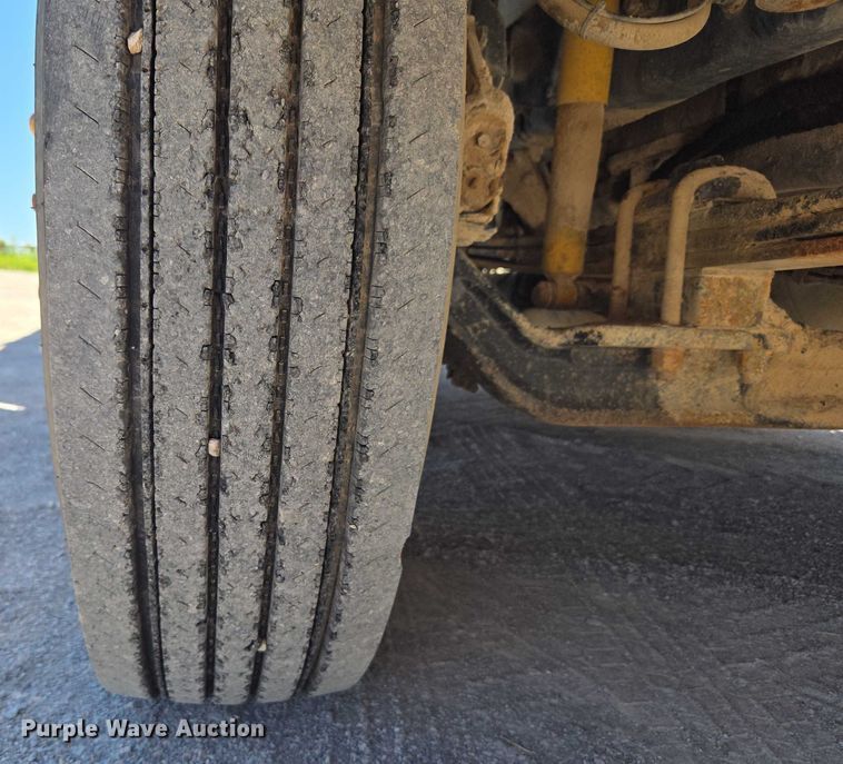 image for item DY0835 2002 International 9200i dump truck