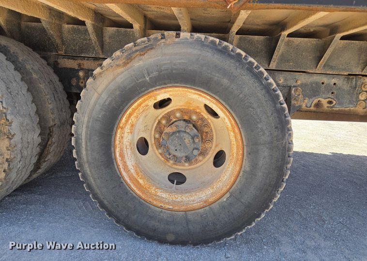 image for item DY0835 2002 International 9200i dump truck