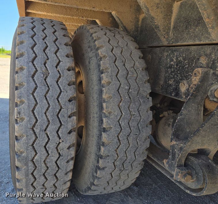 image for item DY0835 2002 International 9200i dump truck