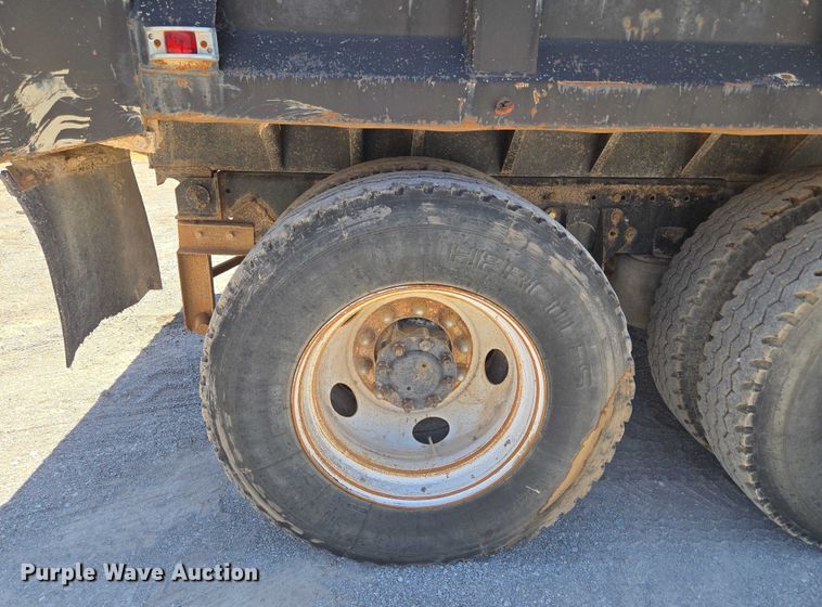 image for item DY0835 2002 International 9200i dump truck