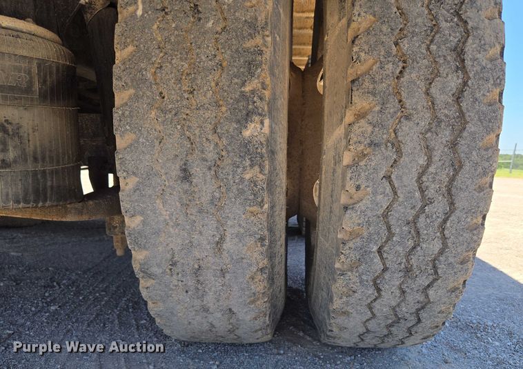 image for item DY0835 2002 International 9200i dump truck