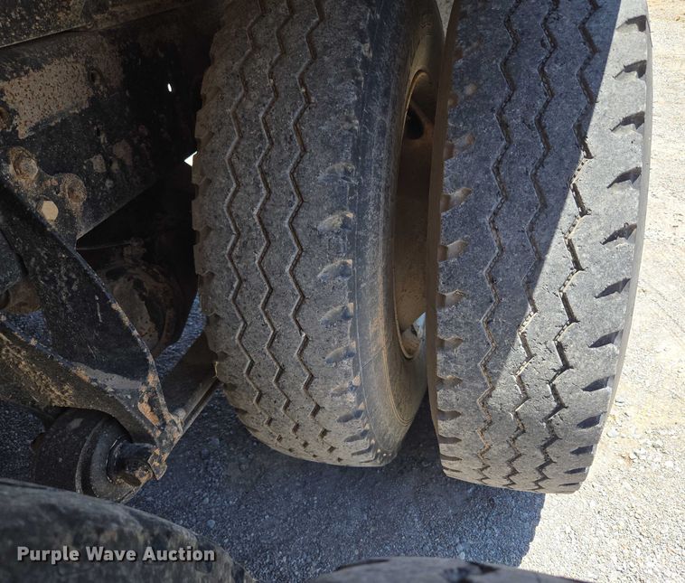 image for item DY0835 2002 International 9200i dump truck