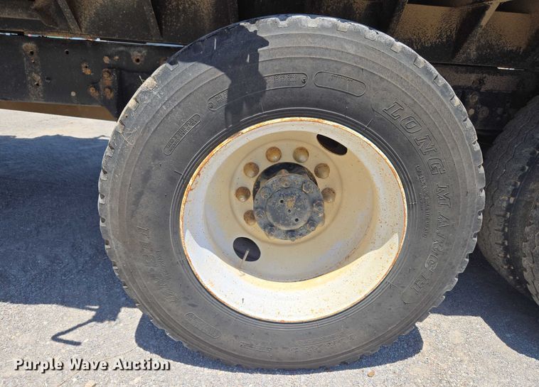 image for item DY0835 2002 International 9200i dump truck