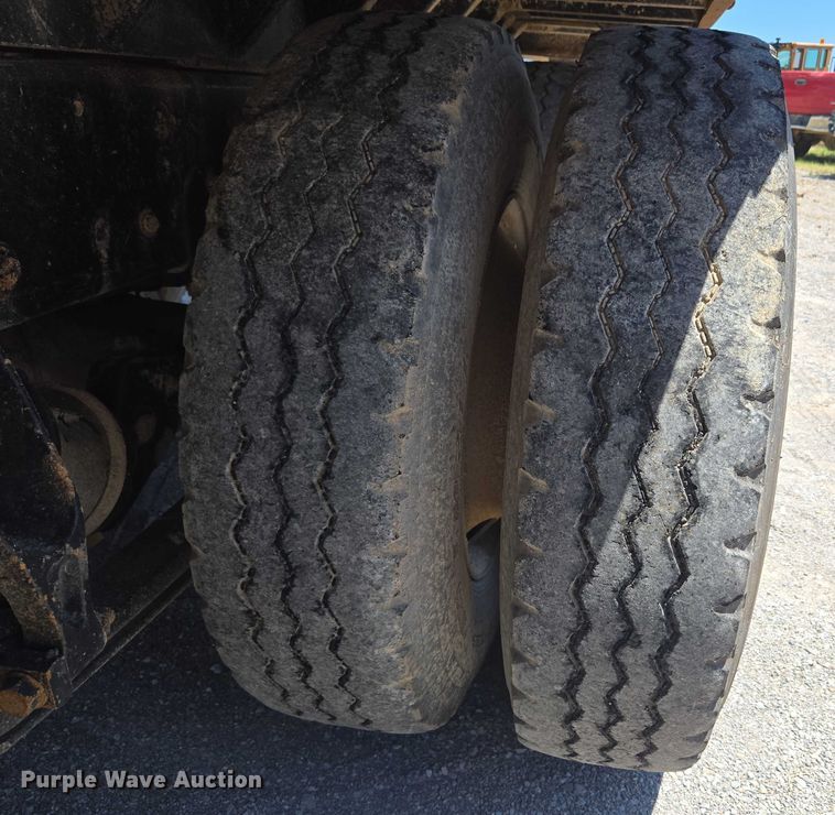 image for item DY0835 2002 International 9200i dump truck