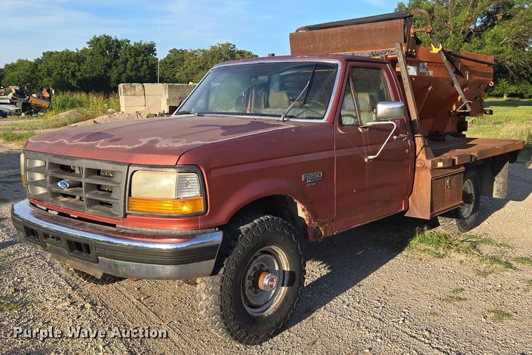 image for item DY0836 1994 Ford F250 flatbed pickup truck