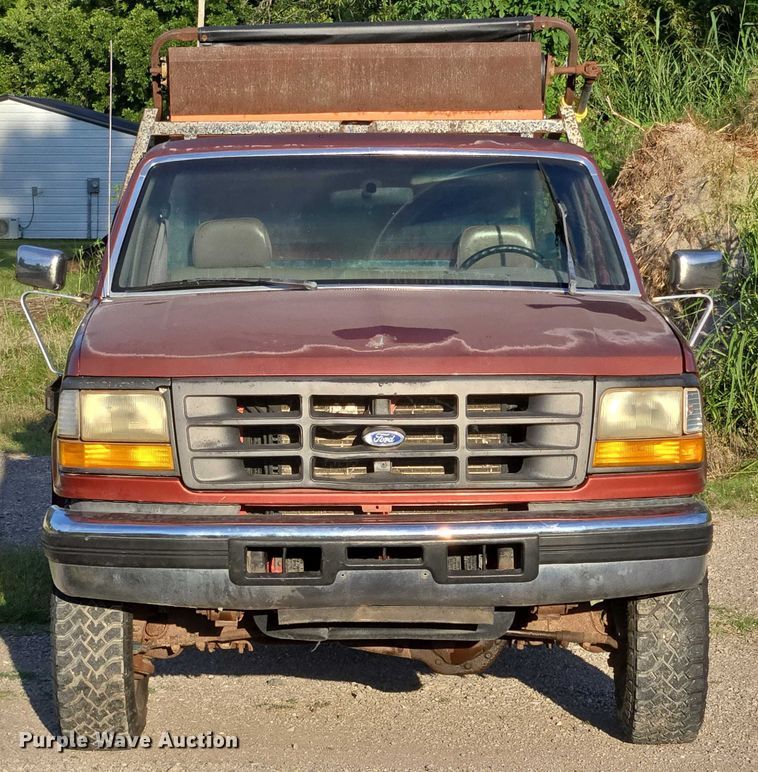 image for item DY0836 1994 Ford F250 flatbed pickup truck