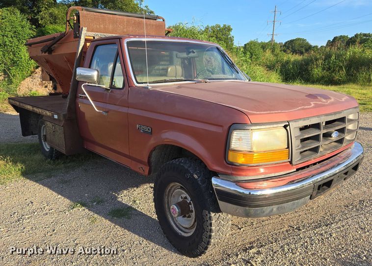image for item DY0836 1994 Ford F250 flatbed pickup truck
