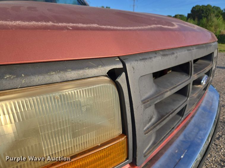 image for item DY0836 1994 Ford F250 flatbed pickup truck